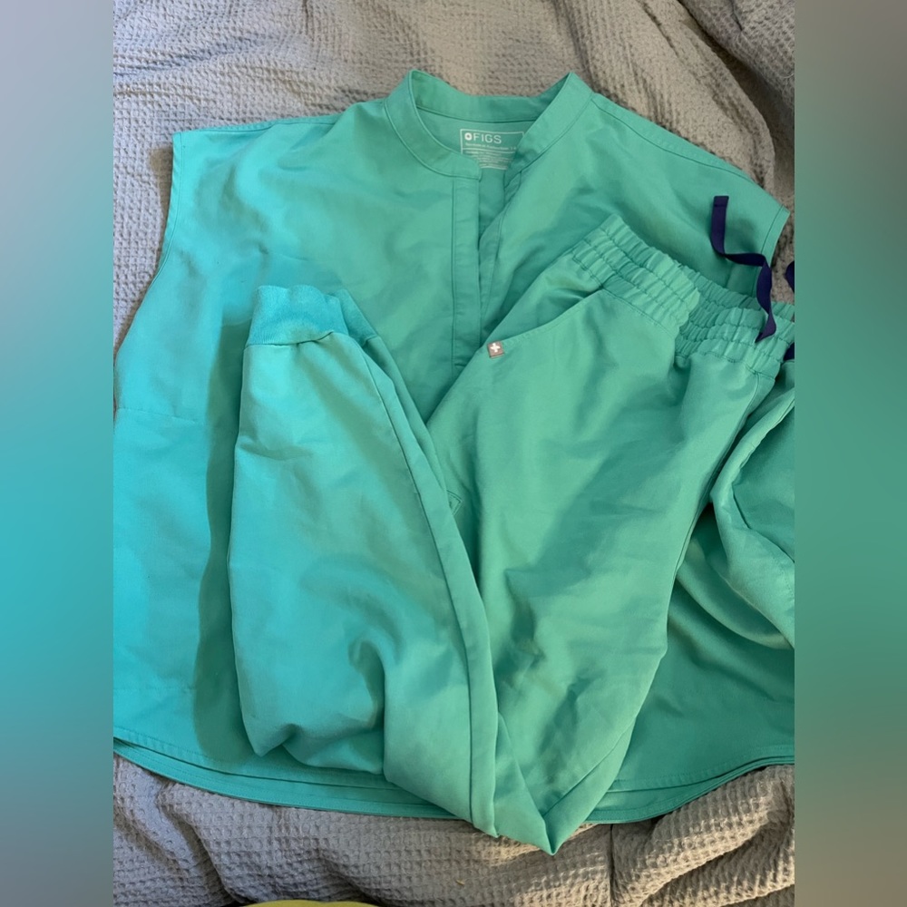 Figs scrubs limited color jogger pants and top size XXL/Xl